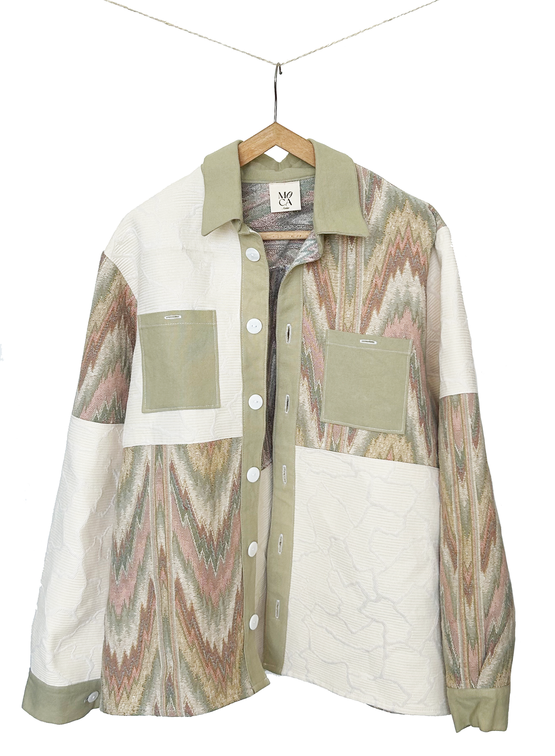 Veste upcyclés réalisé à partir de tissu de seconde main, verte et beige.