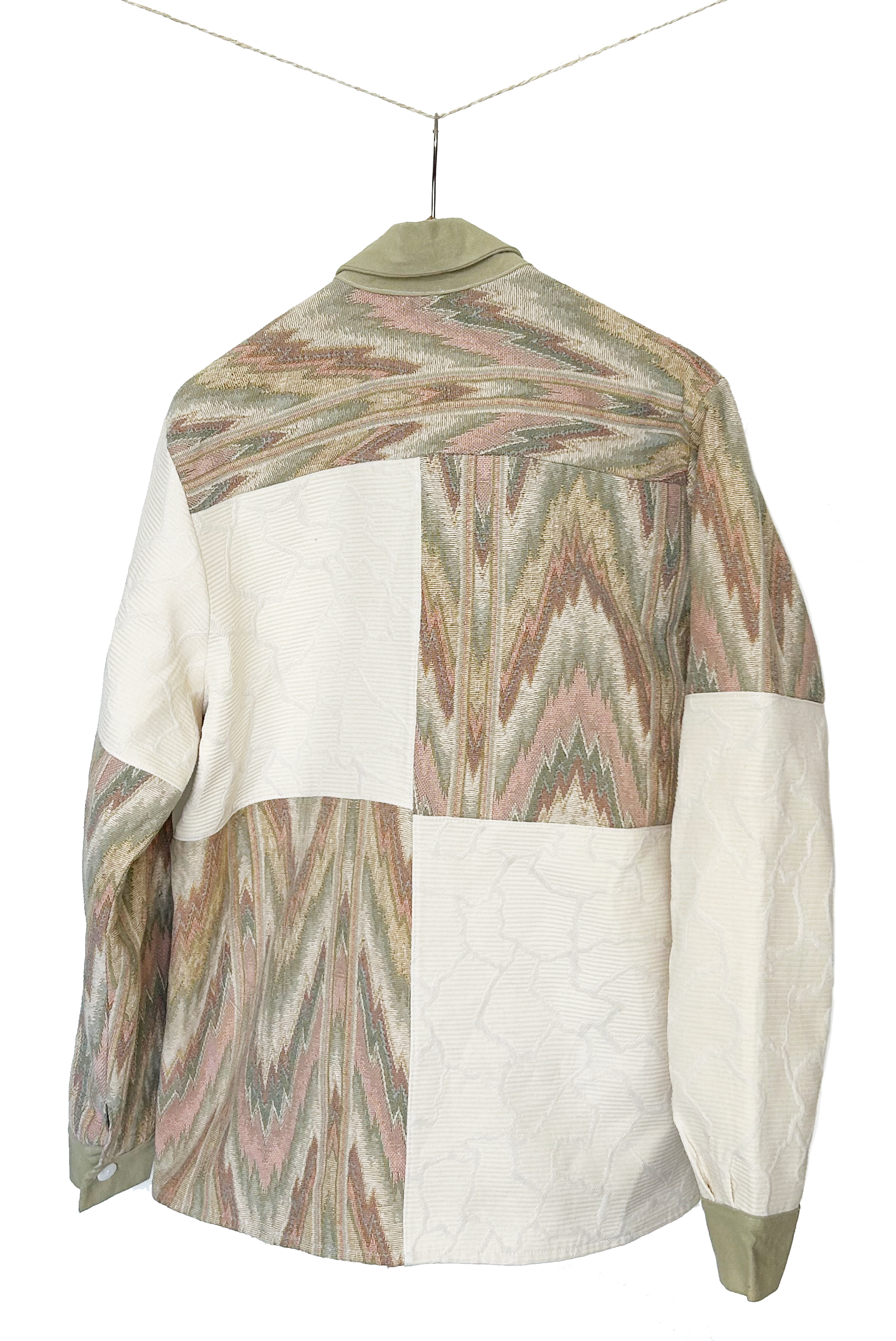 Veste upcyclés réalisé à partir de tissu de seconde main, verte et beige.